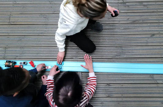 Le jouet idéal pour éloigner les enfants des écrans : la piste flexible Super Circuit