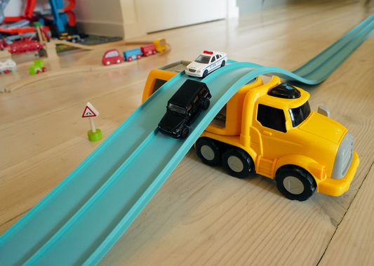 Lernspielzeug für Kinder: Wie freies Spiel die Entwicklung fördert