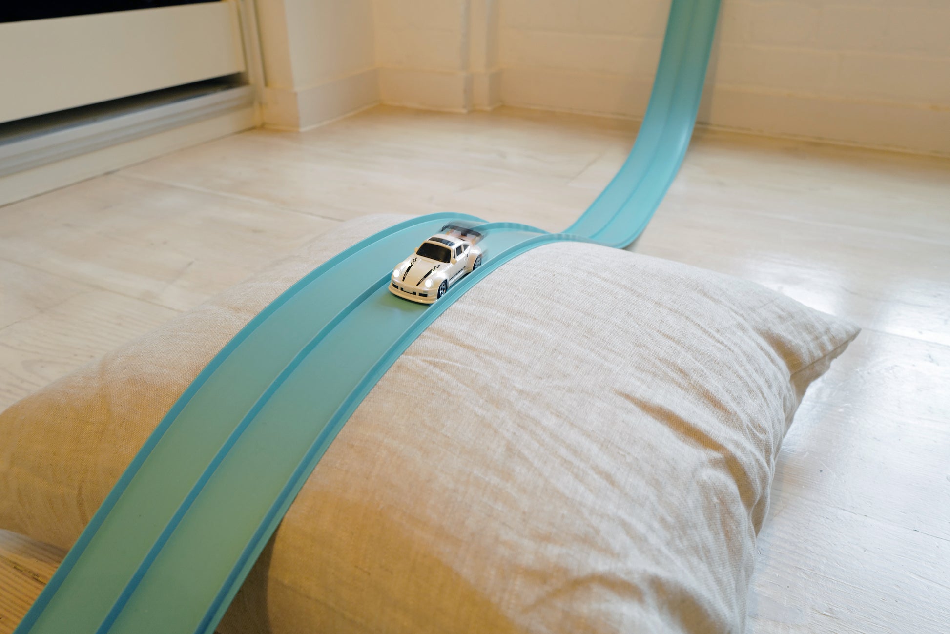petite voiture telecomandee drift avec super circuit enroulable