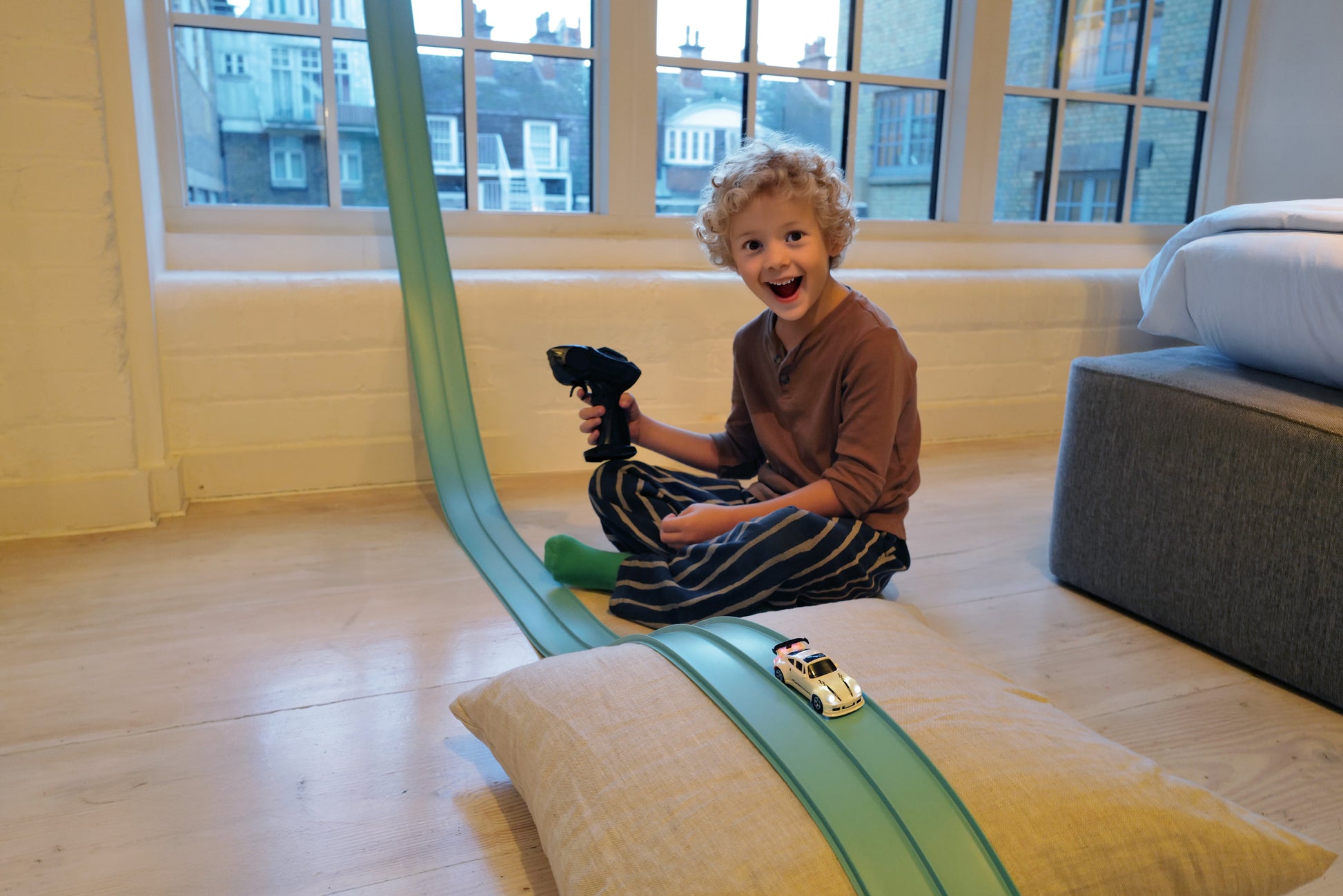 petite voiture télécommandée drift avec super circuit 